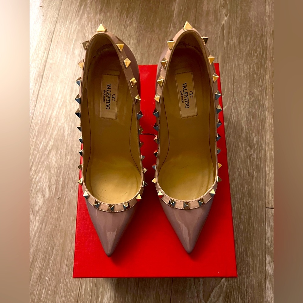 24 hr SALE LAST CHANCE - 37 Valentino rockstud pumps